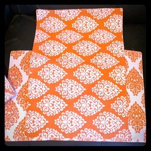 Placemats (4) reversible (no brand).